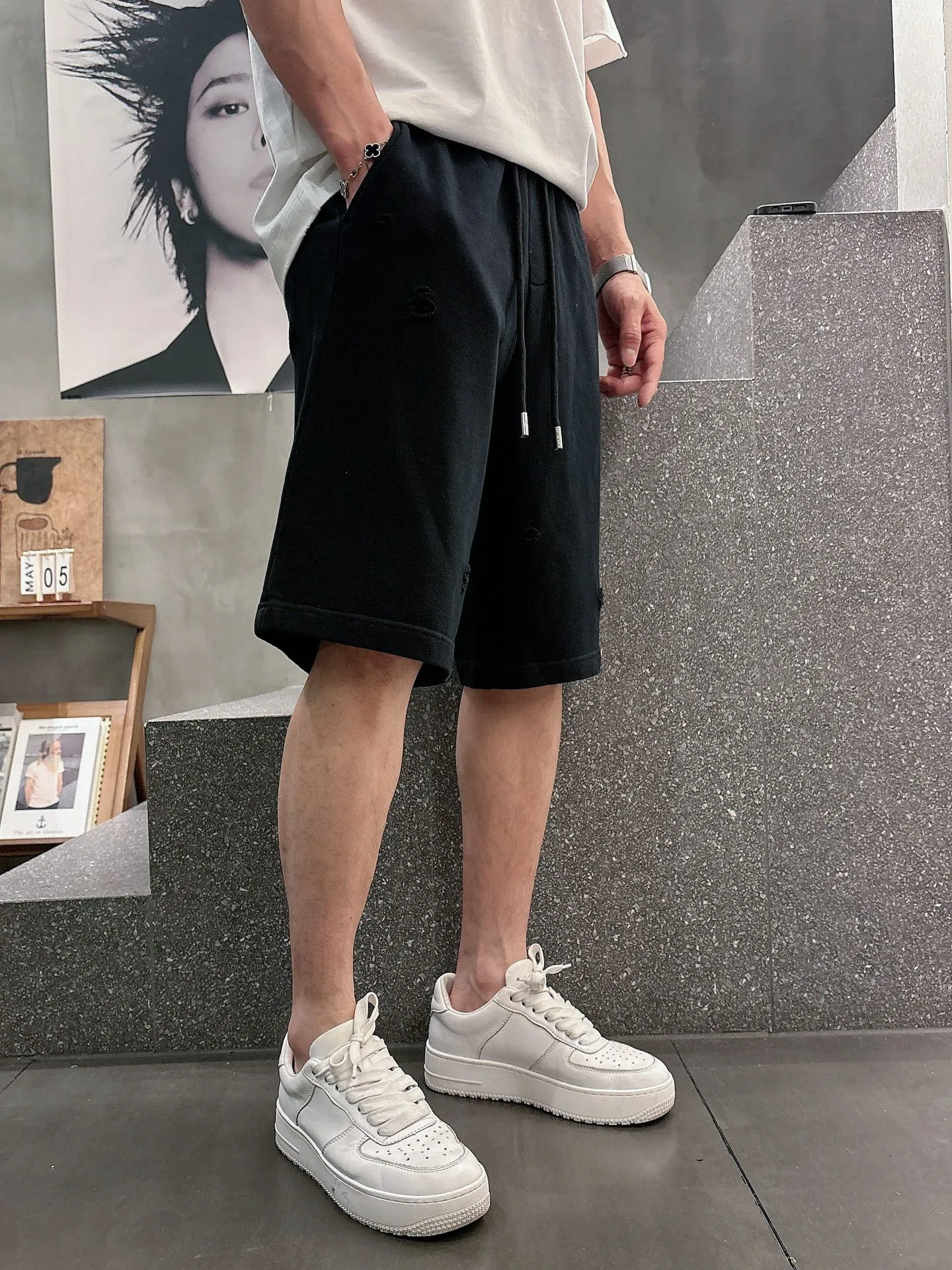 Balenciaga's three-standard complete 2026 summer New Arrival men's casual shorts, advanced custom-made Breathable fabric, Breathable fabric, extremely stretchy and comfortable, impeccable details, top-grade accessories, original logo design concept, delicate and soft feel! The upper body fit is awesome! Size: M-XXXL Please state your height and weight when ordering